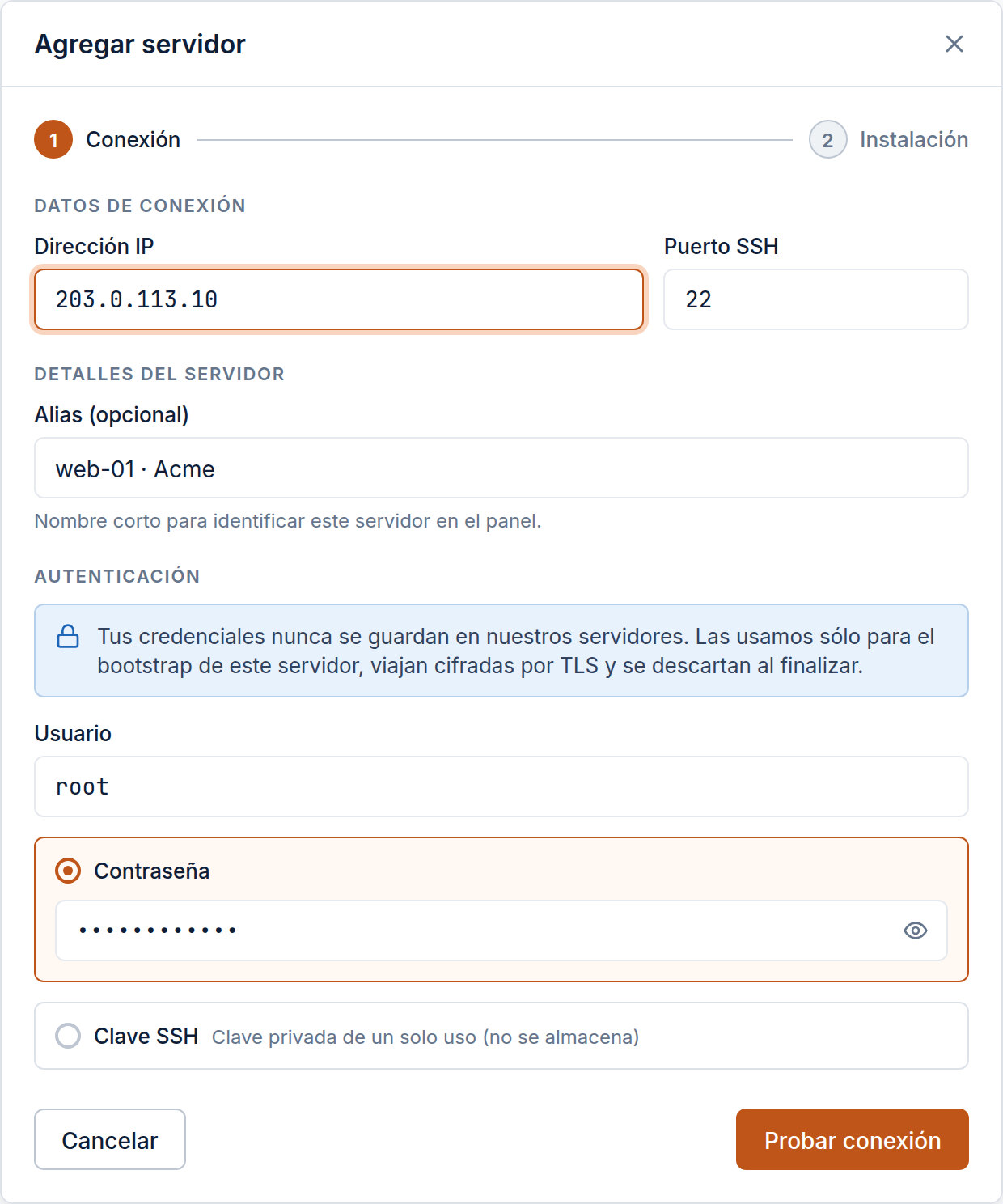El asistente "Agregar servidor", paso "Conexión": campos de Dirección IP (203.0.113.10) y Puerto SSH (22), un Alias opcional ("web-01 · Acme"), y la sección de Autenticación con un aviso de que las credenciales nunca se guardan, el usuario root y las opciones Contraseña (seleccionada) y Clave SSH. Abajo, los botones Cancelar y Probar conexión.