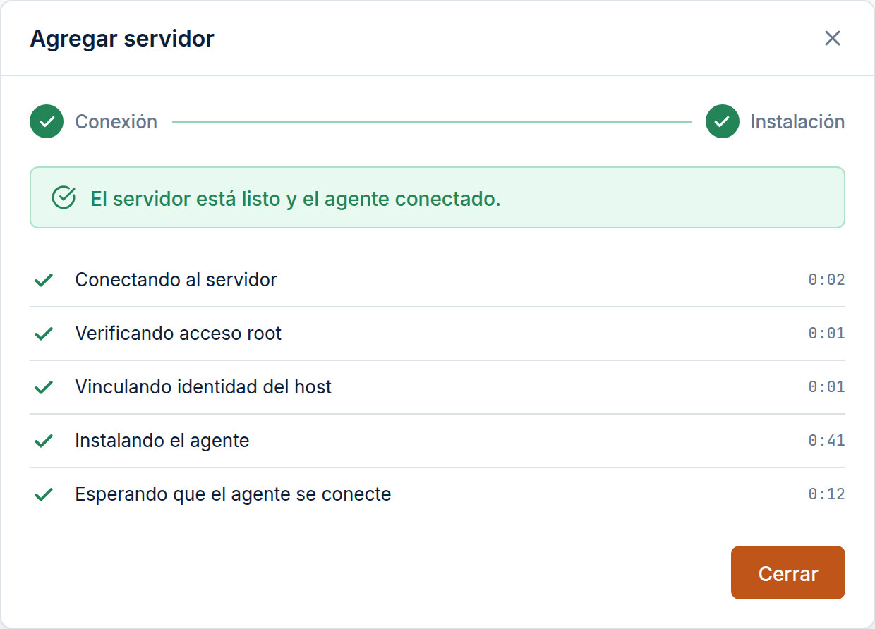El asistente mostrando el progreso del bootstrap ya completado: un aviso verde "El servidor está listo y el agente conectado." y una línea de tiempo con cinco pasos marcados con un check — Conectando al servidor, Verificando acceso root, Vinculando identidad del host, Instalando el agente y Esperando que el agente se conecte — cada uno con su tiempo. Abajo, el botón Cerrar.
