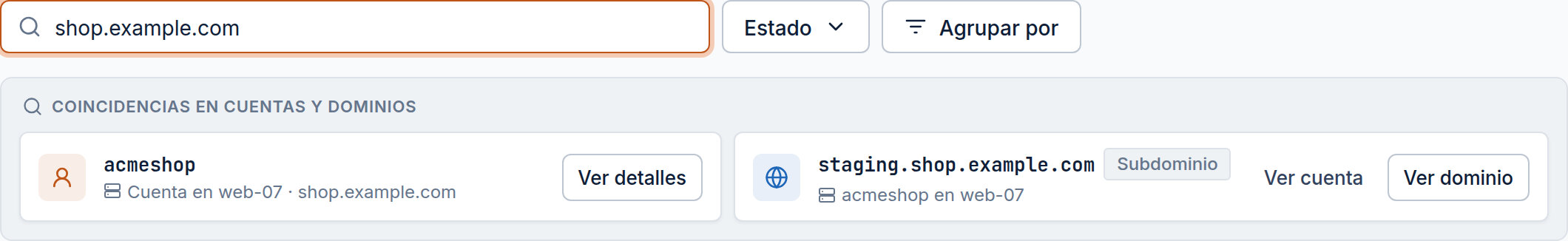 El buscador de la flota resolviendo un dominio: al escribir shop.example.com aparece la cuenta dueña acmeshop en web-07, más un subdominio que coincide — cada uno con un acceso directo al host.
