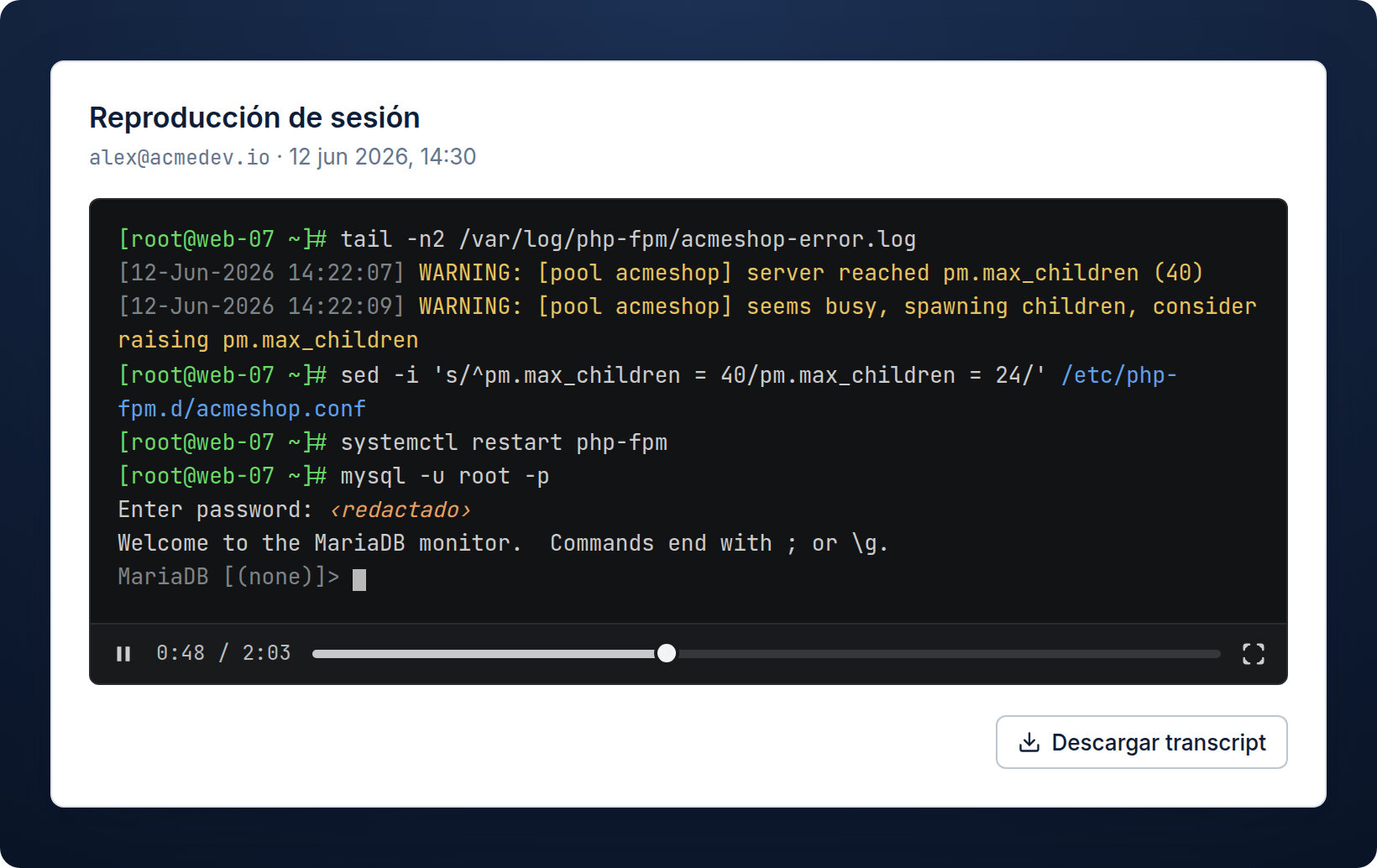 Reproducción de sesión: un terminal oscuro reproduciendo una sesión root que diagnostica un pool PHP-FPM matado por OOM y lo redimensiona — con la contraseña del prompt mysql -p mostrada como ‹redactado›. Una barra de control recorre la grabación; debajo, un botón "Descargar transcript".